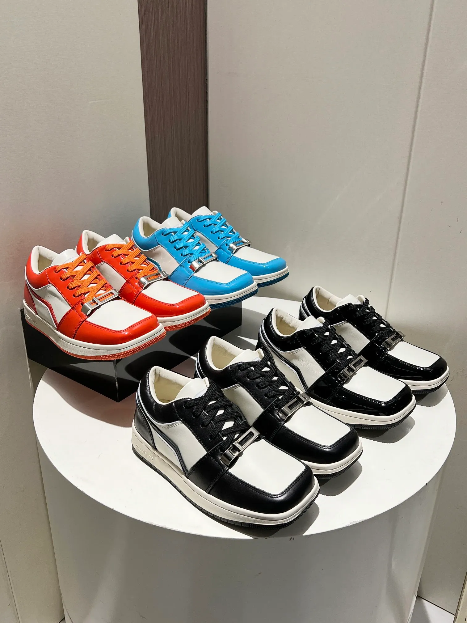 👟👟Ex-factory price 480👟👟 👑CALVINLUO I CUBE SNEAKER trendy brand square shoes low-top casual square-toe sneakers skateboard shoes sneakers👑 Starting from the design elements of classic two-color sneakers, CALVINLUO extracts the iconic elements of casual sneakers and integrates them into the formal "square toe" of formal shoes to make the overall lines of the sneakers more distinct. Nowadays, the matching rules are casual. 🧣Formal sports shoes are nothing new. The unique avant-garde square lines of CUBE SNEAKER, whether it echoes the tough and crisp suits, or appears in an eclectic manner in street styles, are a choice that breaks away from tradition and shows personality🧢 ▪️ Fabric: Original custom imported first-layer cowhide ▪️ Lining: Imported breathable mesh lining + soft sheepskin ▪️ Sole: Original molded two-color TPU outsole ▪️ Size: 35-40 (40 customized)